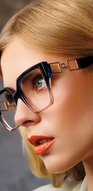 Femme avec lunettes stylée