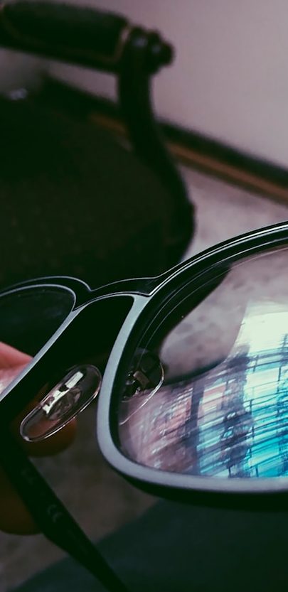 Une vue rapprochée de lunettes posées sur une surface avec un reflet.