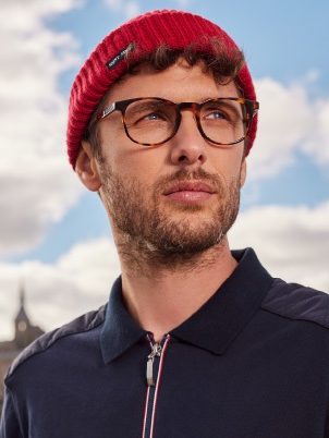 Homme avec lunettes haut de gamme